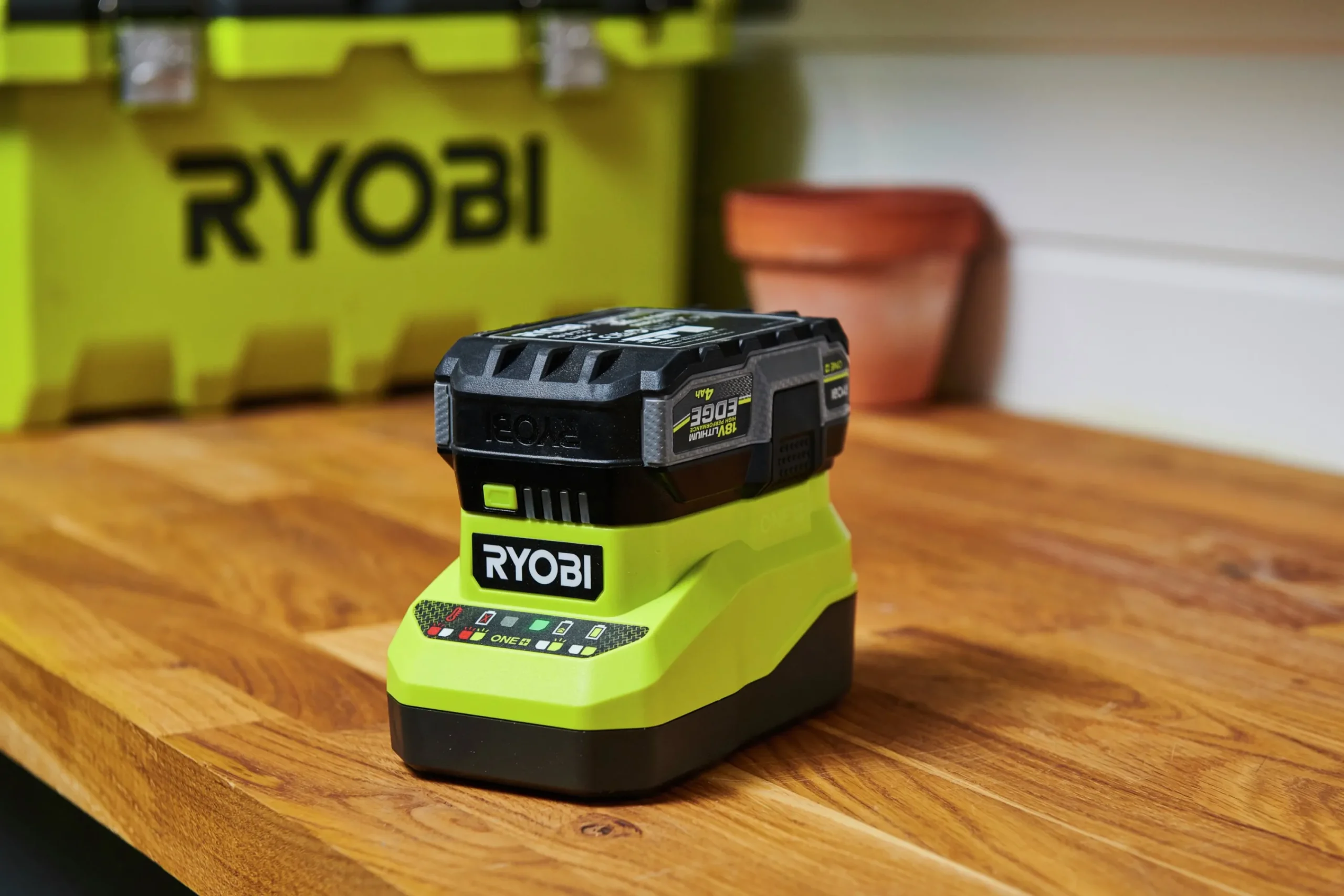 Batteriladdare RC18120A>Ryobi Outlet