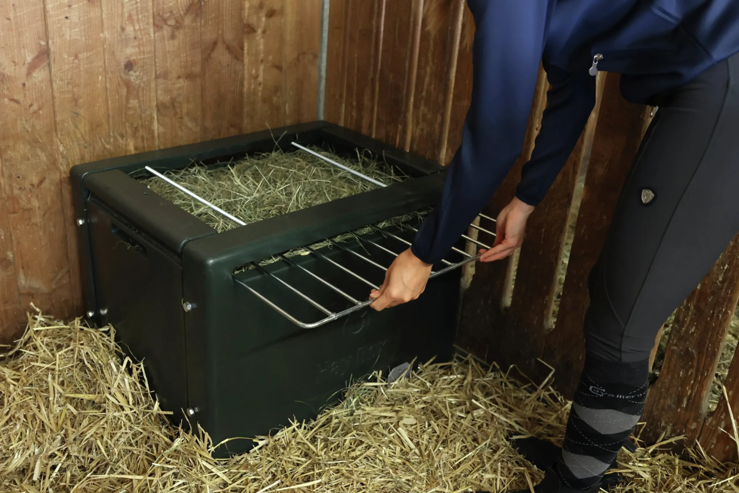 Höbox Slowfeeder med galler grön 80x61x56cm>Kerbl