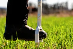 Stängselstolpe plast med stigbygel vit>DeLaval
