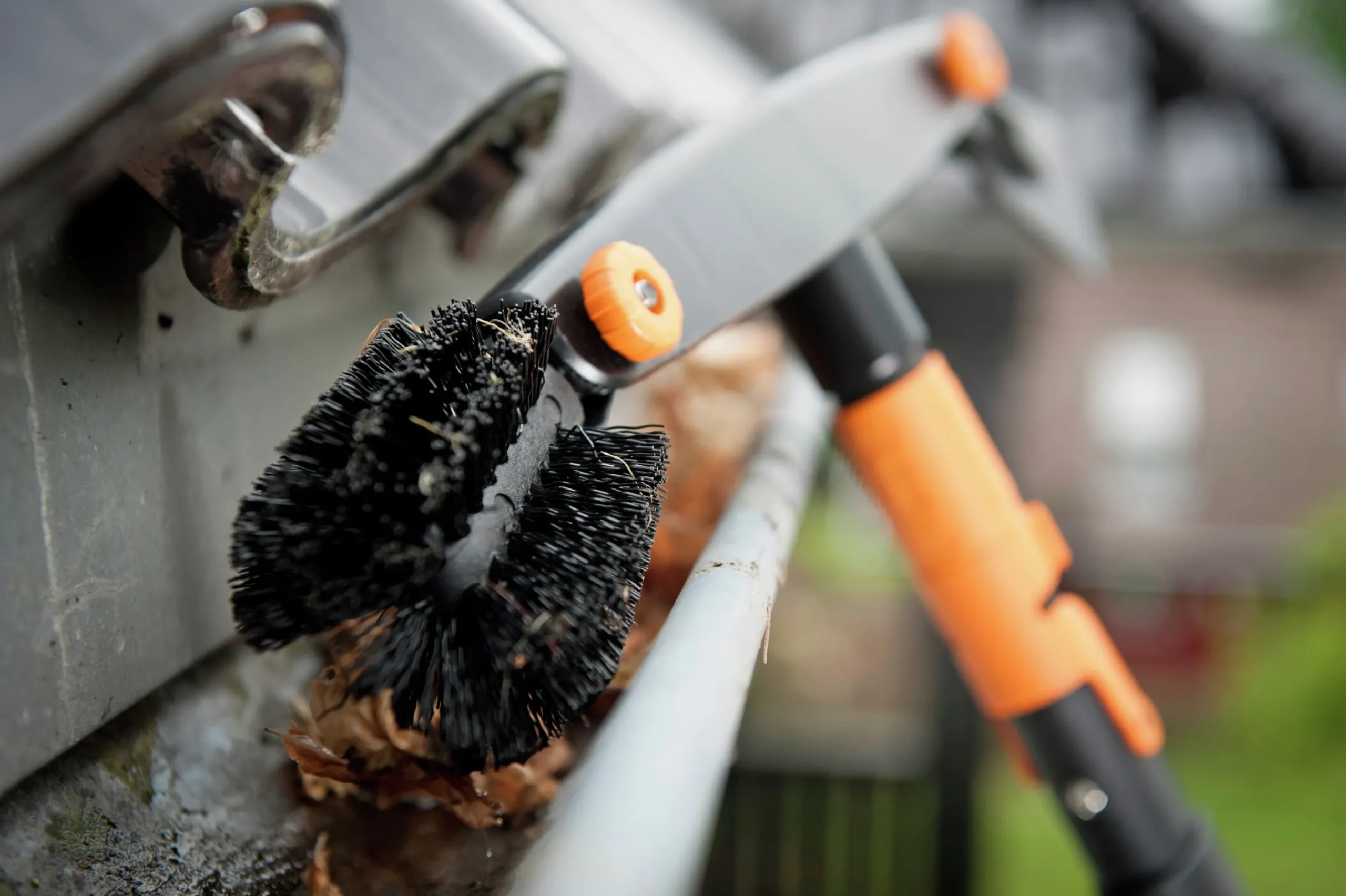 Takrännerensare QuikFit med teleskopskaft>Fiskars Best